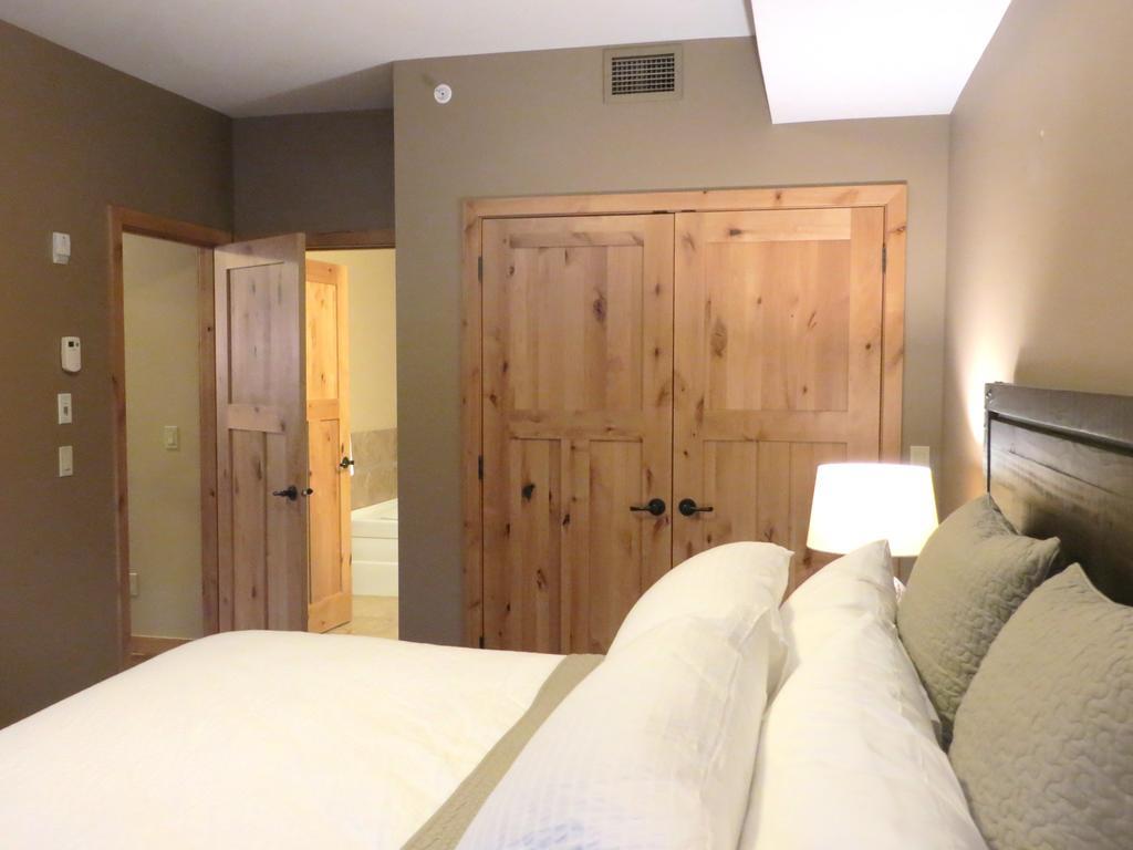 Luxury Canmore Vacations חדר תמונה